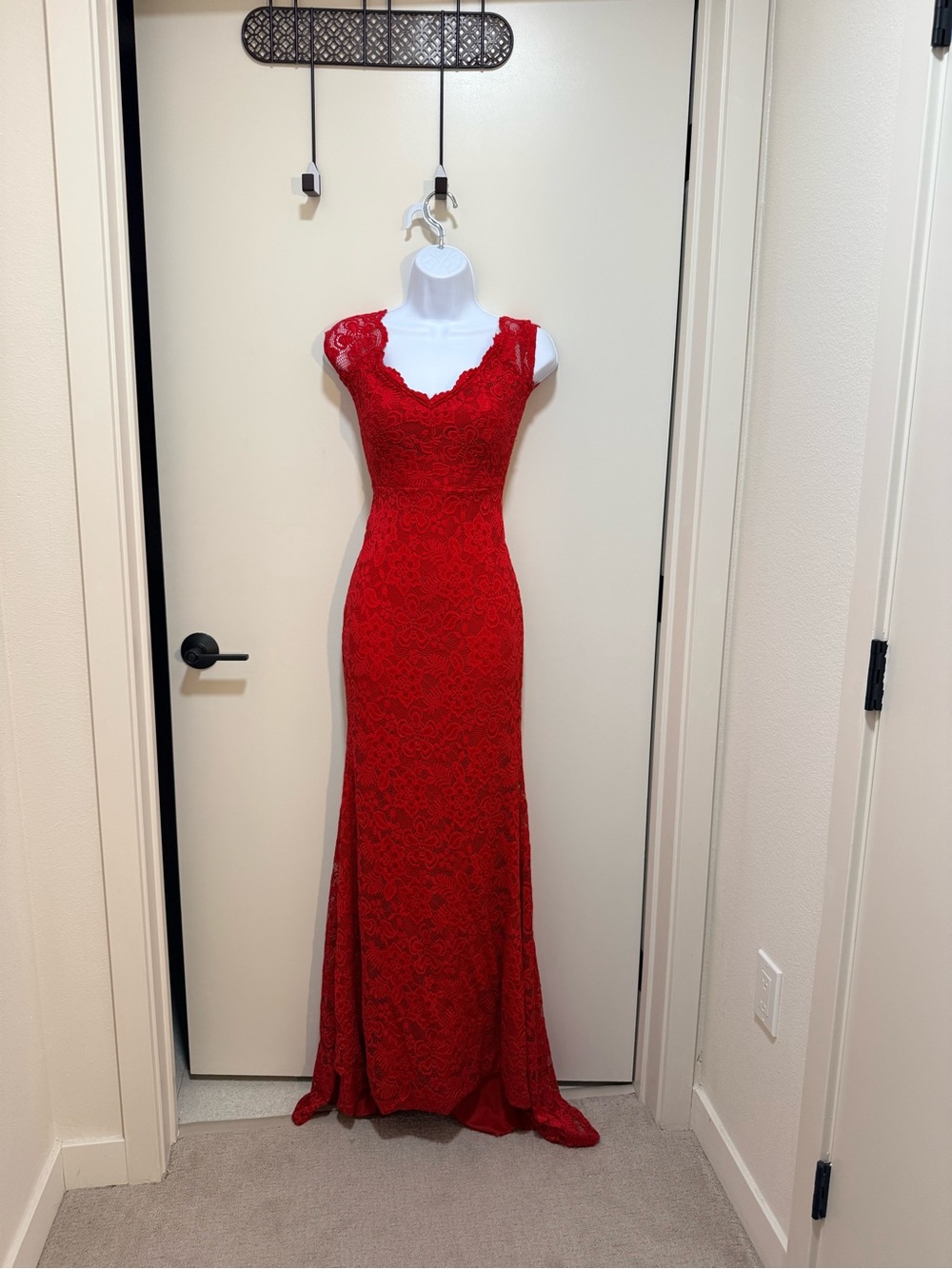 Red Lace Evening Gown – Elegant Sleeveless Formal Dress
